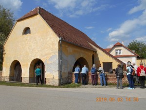 Túratársaink a Pötörke-malom korlátját támasztják. A XVII. századi épület mai formáját Fellner Jakab uradalmi építőmesternek köszönheti.