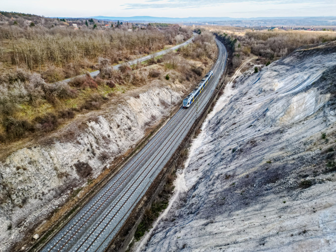 Pontosabbá, megbízhatóbbá válik a vasúti közlekedés a győri fővonalon