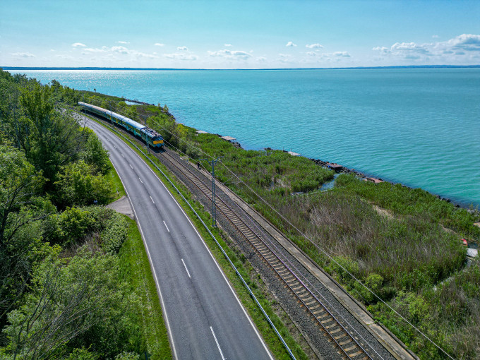 A MÁV-START a vakáció előtt már egy hónappal, május 13-tól az előszezoni menetrend szerint sűrűbben indítja vonatokat a Balatonhoz.